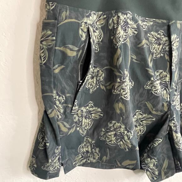 NEW Athleta Trekkie North Printed Shorts Green/Black Floral - Size 20 - Picture 6 of 11